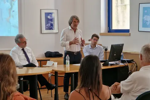 An einem normalen Tag werden laut Gesundheitslandesrat Hubert Messner im Gesundheitsbereich im Schnitt 18.304 Leistungen erbracht. Messner (vorne in der Mitte zwischen Ressortdirektor Michael Mayr und Partikularsekretär Samuel Vieider) würdigte bei seinem Besuch vor Ort den herausragenden Einsatz der Mitarbeitenden und Führungskräfte und lobte die gute Zusammenarbeit in den Teams. (Foto: LPA/Angelika Schrott)