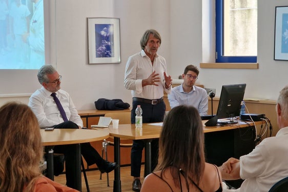 Secondo i dati forniti dall’assessore provinciale alla Prevenzione sanitaria e salute Hubert Messner, in una giornata “normale” vengono erogate mediamente 18.304 prestazioni sanitarie. Durante la sua visita a Merano, Messner (al centro della foto, tra il direttore di dipartimento Michael Mayr e il segretario particolare Samuel Vieider) ha elogiato l’eccezionale impegno di personale e dirigenza e la buona collaborazione all’interno dei gruppi di lavoro. (Foto: USP/Angelika Schrott)