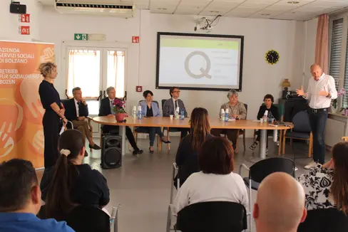 Der Betrieb für Sozialdienste Bozen und die Berufsschule für Sozialberufe Emmanuel Lévinas arbeiten bei der Aus- und Weiterbildung eng zusammen. (Foto: LPA/Berufsschule Lévinas)
