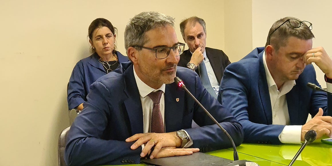 Landeshauptmann Arno Kompatscher und der Trentiner Landeshauptmann Maurizio Fugatti heute beim Treffen im Umweltministerium. Gemeinsam forderten sie die Möglichkeit, bei Gefahr unmittelbare Maßnahmen gegen Großraubtiere umsetzen zu können. (Foto: LPA/Davide Cordua)