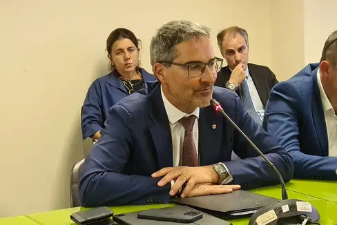 Il presidente Arno Kompatscher ed il suo omologo trentino, Maurizio Fugatti, nel corso dell'incontro odierno al Ministero dell'ambiente e della sicurezza energetica (Foto: ASP/Davide Cordua)