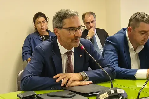 Il presidente Arno Kompatscher ed il suo omologo trentino, Maurizio Fugatti, nel corso dell'incontro odierno al Ministero dell'ambiente e della sicurezza energetica (Foto: ASP/Davide Cordua)