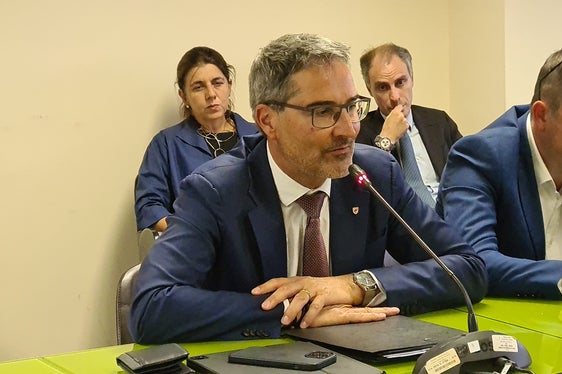 Landeshauptmann Arno Kompatscher und der Trentiner Landeshauptmann Maurizio Fugatti heute beim Treffen im Umweltministerium. Gemeinsam forderten sie die Möglichkeit, bei Gefahr unmittelbare Maßnahmen gegen Großraubtiere umsetzen zu können. (Foto: LPA/Davide Cordua)