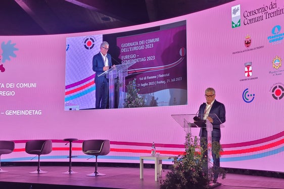 Ein gesunder Wald ist eine der Voraussetzungen, um die Klimaziele zu erreichen, die wir uns für 2040 gesetzt haben, betonte in Cavalese der Präsident des Südtiroler Gemeindenvernbands, Andreas Schatzer. (Foto: Euregio/Armin Gluderer)