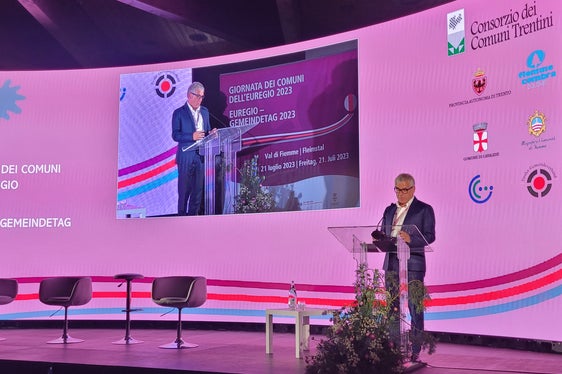 Ein gesunder Wald ist eine der Voraussetzungen, um die Klimaziele zu erreichen, die wir uns für 2040 gesetzt haben, betonte in Cavalese der Präsident des Südtiroler Gemeindenvernbands, Andreas Schatzer. (Foto: Euregio/Armin Gluderer)