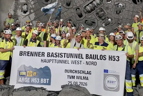 Die westliche Hauptröhre des Brennerbasistunnels (BBT) wurde über ihre gesamte Länge von 55 Kilometern fertiggestellt. Der wichtige Zwischenmeilenstein wurde am 25. August mit dem Durchschlag durch die Tunnelbohrmaschine Wilma erreicht. Auf dem Bild zu sehen sind die Tunnelbohrmaschine und die Arbeiter. (Foto: BBT)