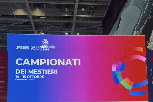 La Scuola professionale per l’artigianato e l’industria “Luigi Einaudi” di Bolzano torna dai Campionati dei mestieri WorldSkills Piemonte 2026 con un importante risultato: il terzo posto conquistato nella categoria Acconciatura dalla giovane apprendista dell’istituto Valentina Lo Vetere. (Foto: USP)