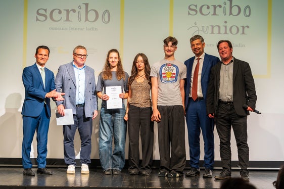 Il secondo posto di “SCRIBO Junior” è stato assegnato a Matthias Barani (terzo da destra) e ai suoi compagni di classe per l’opera “Frecuenza murtela”. (Foto: USP/Bruno Ferdigg)