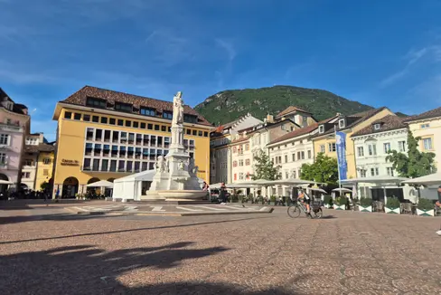 Ein neuer auf Prävention und Sicherheit ausgelegter Überwachugnsdienst soll ab 2027 in meheren Bereichen der Bozner Altstadt aktiv sein. Auch der Waltherplatz (im Bild) zählt zu den betroffenen Bereichen. (Foto: LPA/Gianluca Crocco)