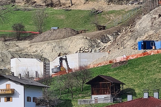 La costruzione del bacino di ritenzione lungo il fossato Horber aumenterà la sicurezza di Vandoies, che in futuro sarà più protetta da allagamenti e frane. Le foto sono state scattate il 26 marzo 2025. (Foto: USP/Ufficio Sistemazione bacini montani Est/Andreas Unterberger)