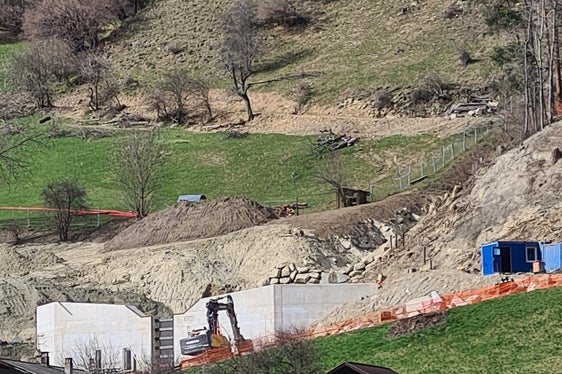 Durch die Errichtung der Rückhaltesperre im Hornergraben ist Vintl in Zukunft besser vor Überschwemmungen und Vermurungen geschützt. Die Fotos wurden am 26. März 2025 aufgenommen. (Foto: LPA/Landesamt für Wildbach- und Lawinenverbauung Ost/Andreas Unterberger)