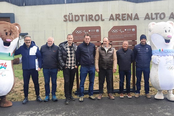 Gedenktafel in der Olympia-Arena Antholz, Austragungsort der olympischen Biathlon-Wettbewerbe ab 6. Februar. Auf dem Foto (von links): Landeshauptmann Arno Kompatscher, VSS-Vizepräsident Thomas Tiefenbrunner, Gerhard Plankensteiner, Thomas Brugger, Hans Passler, Andreas Zingerle und Dominik Windisch. (Foto: LPA)