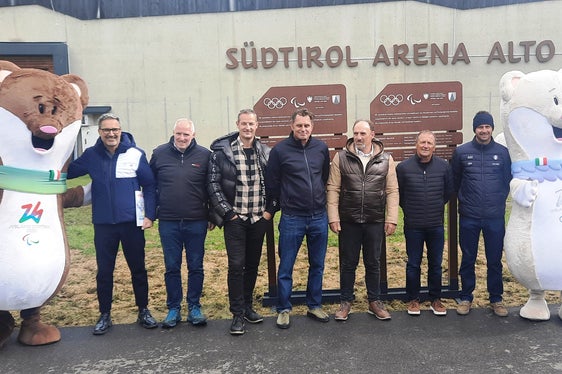 Una targa nel teatro olimpico di Anterselva, sede dal 6 febbraio delle gare olimpiche di biathlon. Nella foto (da sinistra) il presidente della Provincia autonoma di Bolzano Arno Kompatscher, il vicepresidente del VSS Thomas Tiefenbrunner, Gerhard Plankensteiner, Thomas Brugger, Hans Passler, Andreas Zingerle e Dominik Windisch. (Foto: USP)
