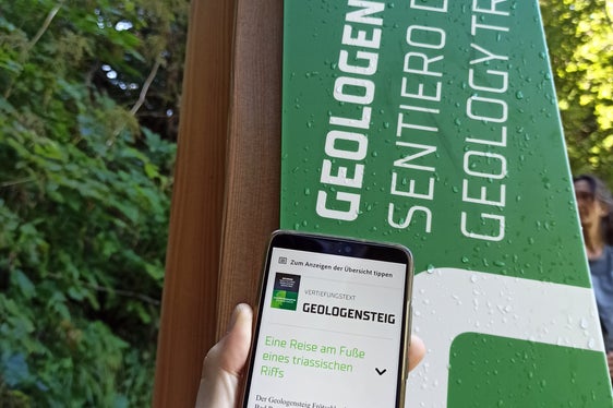 Wer das Thema der Geologie weiter vertiefen will, kann sich über einen an den Tafeln angebrachten QR Code Vertiefungstexte in deutscher, italienischer und englischer Sprache herunterladen. (Foto: LPA/Landesamt für Natur)