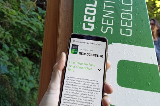 Wer das Thema der Geologie weiter vertiefen will, kann sich über einen an den Tafeln angebrachten QR Code Vertiefungstexte in deutscher, italienischer und englischer Sprache herunterladen. (Foto: LPA/Landesamt für Natur)