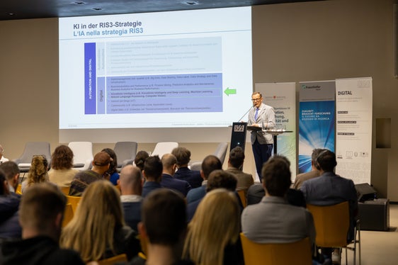 Il direttore di Ripartizione Franz Schöpf ha ricordato le attuali opportunità di finanziamento nel campo della digitalizzazione nel mondo dell'imprese. (Foto: USP/Bernhard Aichner)