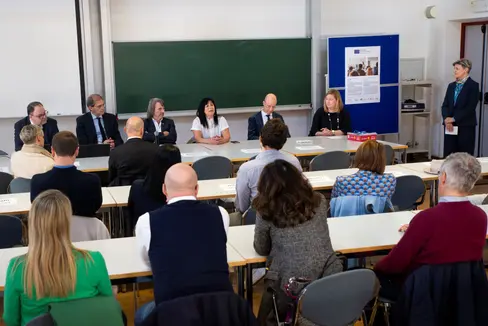 Preparare i dirigenti alle sfide attuali e future del settore sanitario. Nella foto (da sinistra), Christian Kofler, direttore generale dell’Azienda sanitaria dell'Alto Adige, il rettore della Libera Università di Bolzano Paolo Lugli, l'assessore provinciale Hubert Messner, Isabella Mastrobuono, direttrice e referente PNRR per l'Alto Adige, il prorettore della LUB Alex Weissensteiner e la direttrice accademica del corso, Marjaana Gunkel. (Foto: ASP/Fabio Brucculeri)