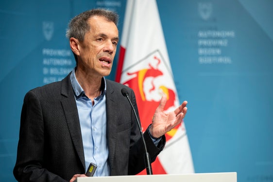 Um die Luftqualität weiter zu verbessern, fördert das Land Südtirol den Austausch holzbefeuerter Zentralheizanlagen und setzt auf die Sensibilisierung und Beratung der Bevölkerung beim Betrieb kleiner Anlagen wie Kaminöfen und Holzherde, berichtete Georg Pichler, Direktor des Landesamtes für Luft und Lärm. (Foto: LPA/Fabio Brucculeri)