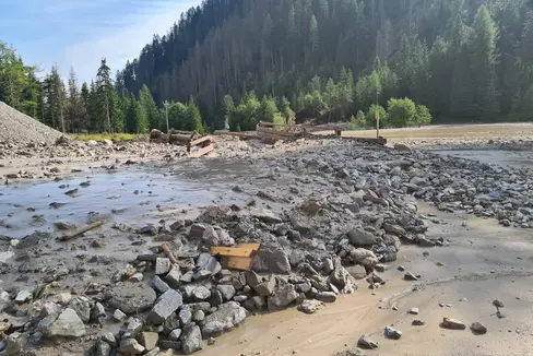 Die Wildbachverbauung ist nach der Mure im Bronsarabach in Campill mit Aufräum- und Sicherungsarbeiten befasst. (Foto: LPA/Landesamt für Wildbach- und Lawinenverbauung Ost)