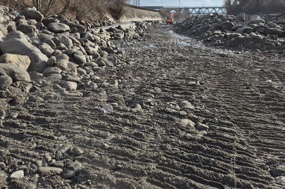 Dopo aver realizzato una stradina di accesso al cantiere sull’Adige a Lagundo, i Bacini montani hanno costruito un muro ciclopico lungo 150 metri e rinforzato con cemento. (Foto: USP/Ufficio Sistemazione bacini montani sud dell’Agenzia per la Protezione civile)