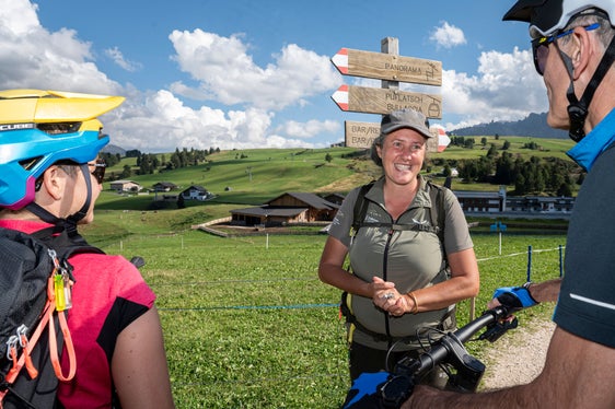 Südtirol Alto Adige Rangerin Michaela Prister ist auf der Seiser Alm im Einsatz: Sie informiert Besucherinnen und Besucher direkt vor Ort und sensibilisiert für angemessenes Verhalten im Landschaftsschutzgebiet. (Foto: LPA/Fabio Brucculeri)