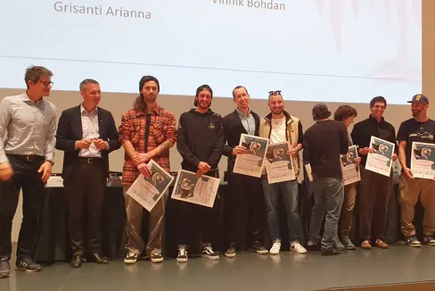 Landesrat Luis Walcher (Zweiter von links) verlieh bei der Vollversammlung der Landesberufskammer der Skilehrer in Bozen 9 Telemarklehrer, 2 Langlauflehrer, 10 Snowboardlehrer und 2 Snowboardlehrerinnen und 39 Alpinskilehrer und 27 Alpinskilehrerinnen die Diplome für die abgeschlossene Ausbildung. (Foto: LPA)