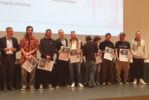 L'assessore provinciale Luis Walcher (secondo da sinistra) ha consegnato a 9 maestri di telemark, 2 maestri di sci di fondo, 10 maestri e 2 maestre di snowboard; 39 maestri di sci alpino e 27 maestre di sci alpino i diplomi di fine corso, in occasione dell'assemblea annuale plenaria del Collegio professionale maestri di sci di Bolzano. (Foto: USP)