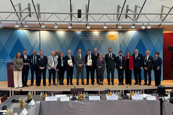 Landwirtschaftslandesrat Luis Walcher hat in diesen Tagen am Treffen der Coalition of AgriRegions teilgenommen und auch im persönlichen Gespräch mit dem EU-Kommissar für Landwirtschaft und Ernährung Christophe Hansen die Anliegen der Landwirtschaft in Südtirol thematisiert. (Foto: LPA)