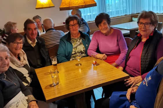 La proprietaria (a sinistra) e i suoi ospiti alla Gasthaus an der Himmelspfort a Penone. (Foto: USP/Gasthaus an der Himmelspfort)