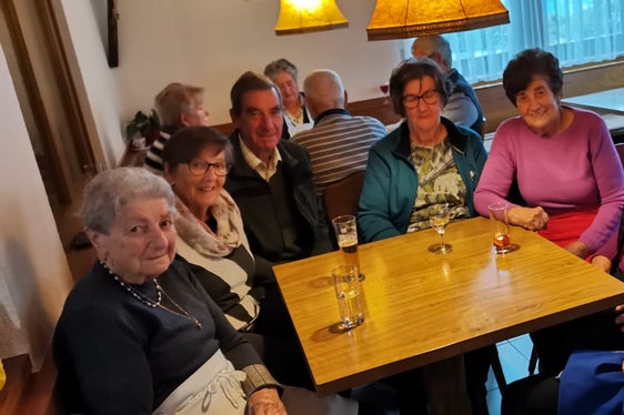 Die Wirtin (ganz links) und ihre Gäste im Gasthaus an der Himmelspfort in Penon. (Foto: LPA/Gasthaus an der Himmelspfort)