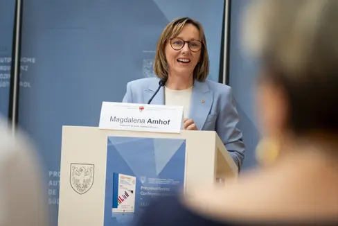 Crescente esodo di forza lavoro, ma anche nuova manodopera che arriva: l'assessora al Lavoro Magdalena Amhof fa il punto sulla situazione del mercato del lavoro altoatesino. (Foto: USP/Fabio Brucculeri)