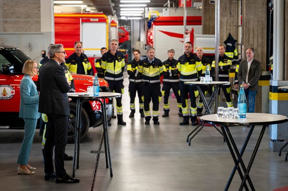“Chi si impegna giorno e notte per la sicurezza della popolazione ha bisogno di condizioni quadro affidabili e adeguate. Con questo accordo rafforziamo il nostro Corpo permanente dei vigili del fuoco e, al contempo, investiamo in una protezione civile efficiente”, ha sottolineato il presidente della Provincia Arno Kompatscher (in primo piano) in occasione della presentazione del nuovo contratto. (Foto: USP/Fabio Brucculeri)