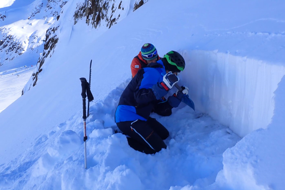 Misurazione della neve (Foto: Ufficio meteorologia e prevenzione valanghe / Servizio prevenzione valanghe Alto Adige)