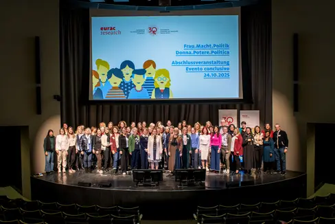 Engagiert, kompetent und bereit, Verantwortung zu übernehmen: Die Absolventinnen des Lehrgangs Frauen in der Gemeindepolitik beim Abschluss des Lehrgangs. (Foto: LPA/Lukas Auer)