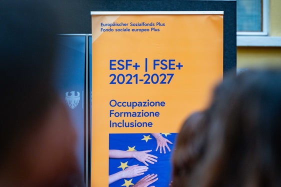 Nell’anno scolastico 2025/2026, 147 istituti scolastici hanno partecipato alle iniziative finanziate dal FSE+, di cui 80 scuole di lingua tedesca e 67 di lingua italiana. (Foto: USP/Greta Stuefer)