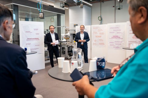 L'assessore provinciale Philipp Achammer con Erwin Rauch, responsabile della Smart Mini Factory della Facoltà di Ingegneria della Libera Università di Bolzano. (Foto: USP/Fabio Brucculeri)