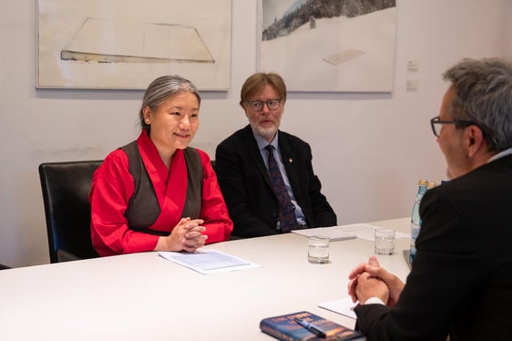 All'incontro con il presidente Kompatscher (di spalle) Thinlay Chukki era accompagnata dal ricercatore di Eurac Research Günther Cologna (a destra). (Foto: USP/Greta Stuefer)