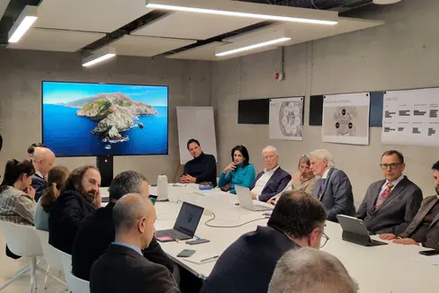 In Bozen wurde über ein interinstitutionelles Rahmenabkommen gesprochen, mit dem an einem international vernetzten Gesundheitswesen gearbeitet wird. Anwesend dabei war auch Gesundheitslandesrat Hubert Messner (4. von links, hinten). (Foto: LPA)