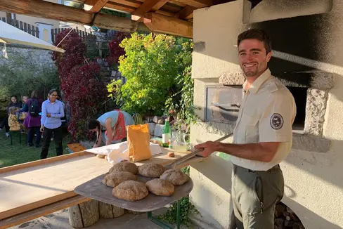 Durante le giornate di cottura del pane nella Casa del Parco Naturale Monte Corno si può sperimentare la cottura del pane. (Foto: ASP/Ufficio Natura)