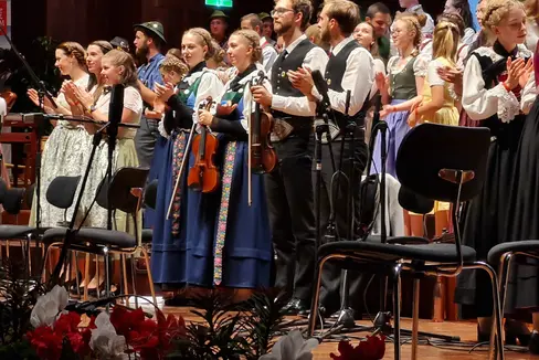 Der Volksmusikfestabend ist der feierliche Höhepunkt des Wettbewerbes in Innsbruck. Auch viele Südtiroler Teilnehmerinnen und Teilnehmer waren mit auf der Bühne. Im Bild vorne der Huber Viergsong. Teilnehmende Gruppen:
Huber Viergsong, Claras Nachtigalln, Mir vier, Gitschn und Büibm, Geschwister Schwarz, Flügelhorntrio Uemet, Geschwister Weiss, TirolSüd, Familienmusik Pichler, Flügelhorntrio Tschöggelberg-Reggelberg, Bandlkraler, Huzabichl Geignmusik, Ragau Geignmusik, Eisacktaler Gitschn, Soatnwechsl, Mir6a, Dowi 4, Tanzlmusig Musikschule Seis. Solistin: Pauline Maria Feichter (Foto: LPA/Franz Hermeter)