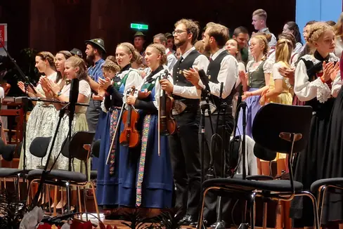 Der Volksmusikfestabend ist der feierliche Höhepunkt des Wettbewerbes in Innsbruck. Auch viele Südtiroler Teilnehmerinnen und Teilnehmer waren mit auf der Bühne. Im Bild vorne der Huber Viergsong. Teilnehmende Gruppen:
Huber Viergsong, Claras Nachtigalln, Mir vier, Gitschn und Büibm, Geschwister Schwarz, Flügelhorntrio Uemet, Geschwister Weiss, TirolSüd, Familienmusik Pichler, Flügelhorntrio Tschöggelberg-Reggelberg, Bandlkraler, Huzabichl Geignmusik, Ragau Geignmusik, Eisacktaler Gitschn, Soatnwechsl, Mir6a, Dowi 4, Tanzlmusig Musikschule Seis. Solistin: Pauline Maria Feichter (Foto: LPA/Franz Hermeter)