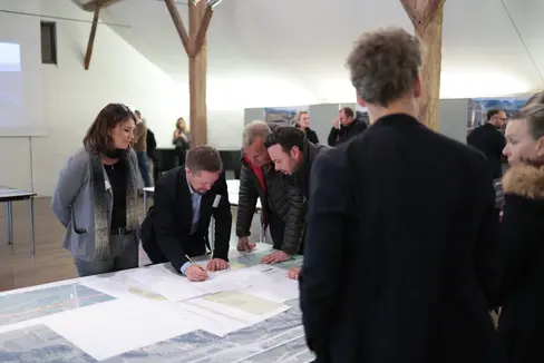 Beim Infotag zur Mobilität im Überetsch nutzen viele Interessierte die Gelegenheit, sich über geplante Projekte zu informieren und ihre Anliegen direkt mit den Fachleuten des Mobilitätsressorts zu besprechen. (Foto: LPA/Ivan Brentegani)