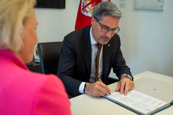 Il presidente Kompatscher appone la firma sull'accordo di tirocinio (Foto: ASP/Fabio Brucculeri)