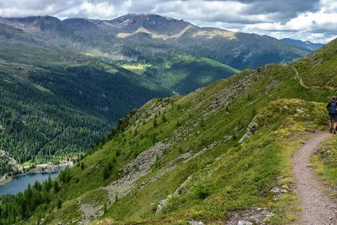 Blick auf den Weißbrunnsee im hintersten Ultental. (Foto Unsplash/Nicola Possi. Das Foto darf nur in Zusammenhang mit dieser Pressemitteilung verwendet werden.)