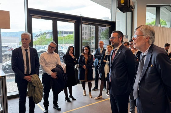 Die Führungskraft aus dem Bildungsministerium, Ettore Acerra, hat auch der Fakultät für Ingenieurswesen im NOI Techpark einen Besuch abgestattet und sich dabei unter anderem mit Uni-Rektor Alex Weissensteiner (5.v.r.) ausgetauscht. (Foto: LPA)