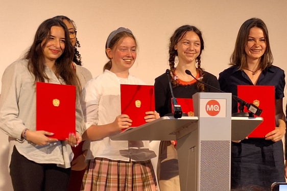 Sieger Sprachrohr (v.l.): 2. Platz Niki Gharani (Wien), 1. Platz Antonia Gfrerer und Maja Lehmann (Salzburg), 3. Platz Oliva Kaufmann (Südtirol) (Foto: LPA/Landesamt für Jugendarbeit/Anita Demetz)