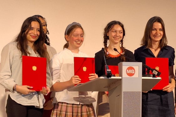 Sieger Sprachrohr (v.l.): 2. Platz Niki Gharani (Wien), 1. Platz Antonia Gfrerer und Maja Lehmann (Salzburg), 3. Platz Oliva Kaufmann (Südtirol) (Foto: LPA/Landesamt für Jugendarbeit/Anita Demetz)