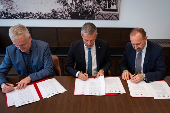 Strategische Zusammenarbeit gefestigt (von links): KlimaHaus-Generaldirektor Ulrich Santa, Energielandesrat Peter Brunner und GSE-Präsident Paolo Arrigoni unterzeichnen die neue Rahmenvereinbarung, die die Energiewende in Südtirol vorantreiben und die Erreichung der Netto-Klimaneutralität bis 2040 fördern soll. (Foto: LPA/Fabio Brucculeri).