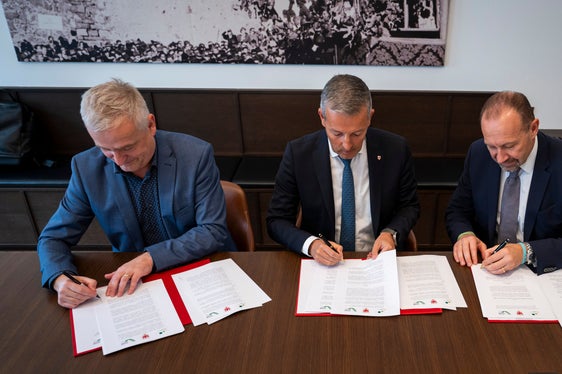 Strategische Zusammenarbeit gefestigt (von links): KlimaHaus-Generaldirektor Ulrich Santa, Energielandesrat Peter Brunner und GSE-Präsident Paolo Arrigoni unterzeichnen die neue Rahmenvereinbarung, die die Energiewende in Südtirol vorantreiben und die Erreichung der Netto-Klimaneutralität bis 2040 fördern soll. (Foto: LPA/Fabio Brucculeri).