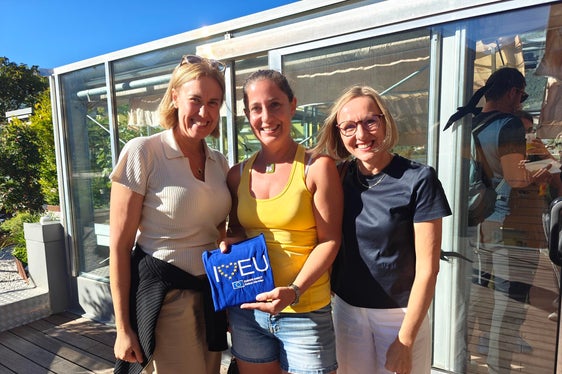 La direttrice della Ripartizione Europa, Martha Gärber (a sinistra), la titolare Marion Gluderer e l'assessora all'Europa Magdalena Amhof. (Foto: USP/Ursula Pirchstaller)